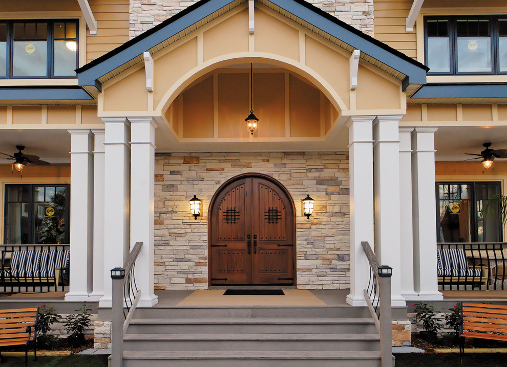 Foto de puerta principal costera grande con puerta doble y puerta de madera oscura