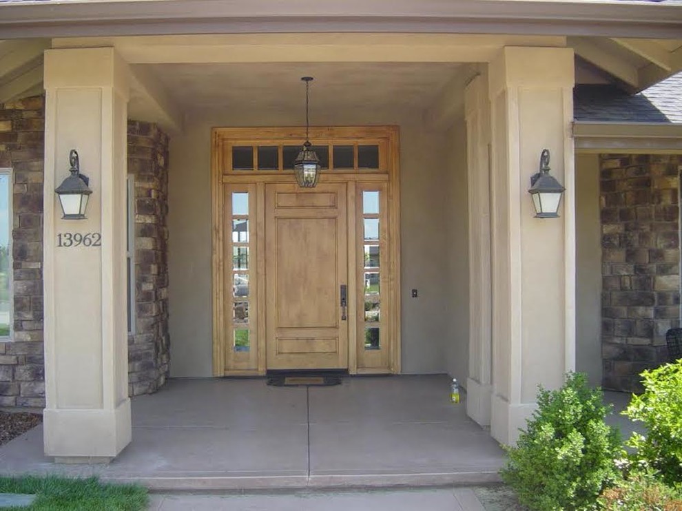 Стильный дизайн: входная дверь среднего размера в классическом стиле с бежевыми стенами, бетонным полом, одностворчатой входной дверью, входной дверью из светлого дерева и серым полом - последний тренд