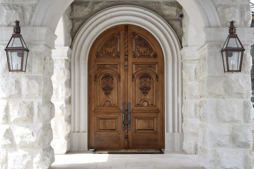 На фото: входная дверь среднего размера в классическом стиле с белыми стенами, полом из керамической плитки, двустворчатой входной дверью и входной дверью из дерева среднего тона с