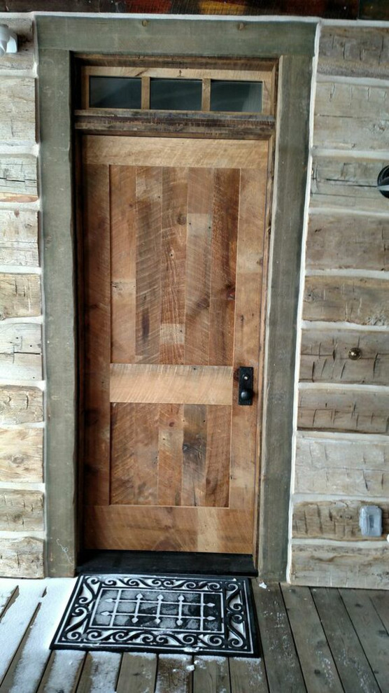 Стильный дизайн: большой тамбур в стиле рустика с серыми стенами, деревянным полом, одностворчатой входной дверью и входной дверью из светлого дерева - последний тренд