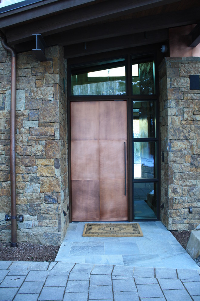 Foto på en mellanstor funkis ingång och ytterdörr, med en enkeldörr och metalldörr