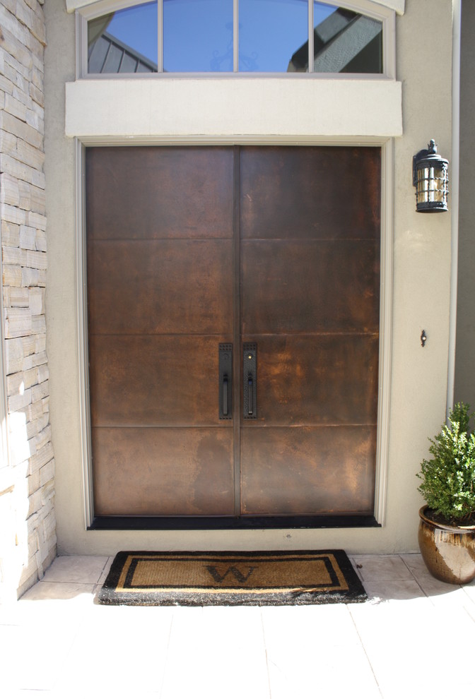 デンバーにある広いモダンスタイルのおしゃれな玄関ドア (白い壁、金属製ドア) の写真