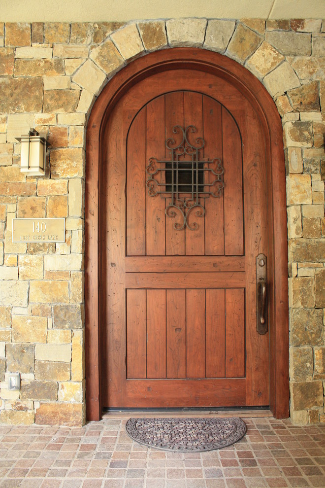 Inspiration pour une grande porte d'entrée vintage avec un mur multicolore, une porte simple et une porte en bois brun.