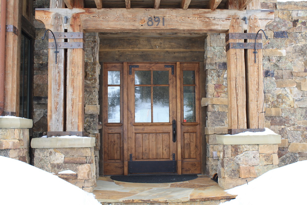 Mittelgroße Urige Haustür mit beiger Wandfarbe, Einzeltür und hellbrauner Holzhaustür in Denver