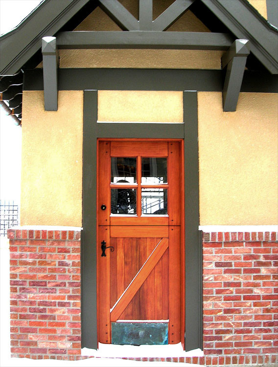 Große Stilmix Haustür mit gelber Wandfarbe, Backsteinboden, Klöntür und hellbrauner Holzhaustür in Denver