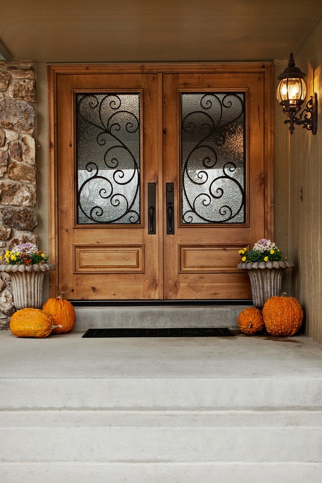 Große Klassische Haustür mit beiger Wandfarbe, Betonboden, Doppeltür und hellbrauner Holzhaustür in Denver