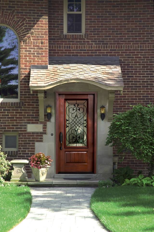 Foto di una porta d'ingresso tradizionale di medie dimensioni con una porta singola e una porta in legno bruno