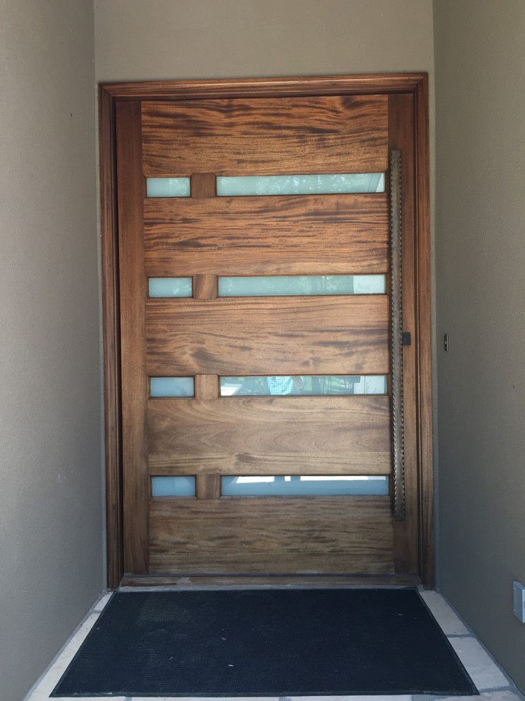 Idee per una porta d'ingresso moderna con una porta a pivot
