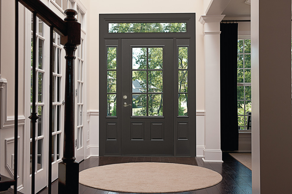 Пример оригинального дизайна: большое фойе в современном стиле с белыми стенами, темным паркетным полом, одностворчатой входной дверью, стеклянной входной дверью и коричневым полом