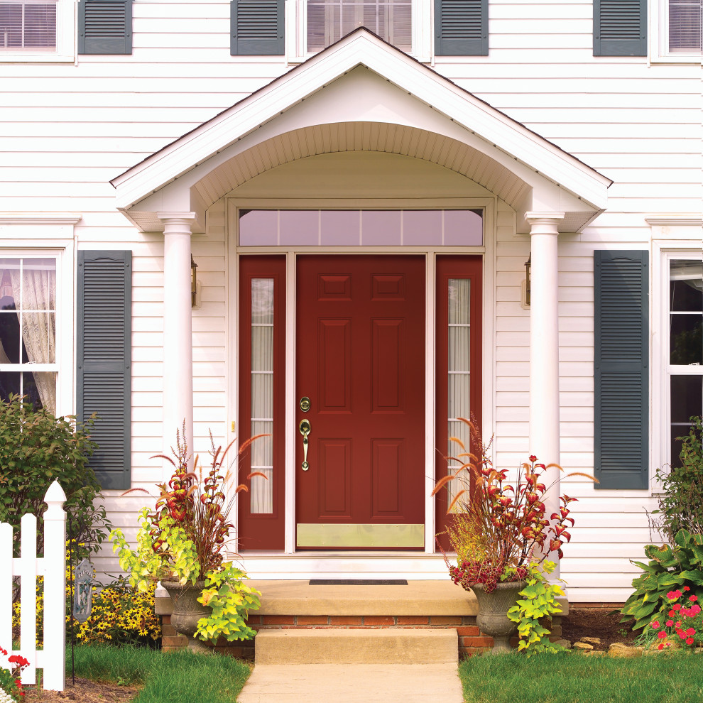 Cette image montre une porte d'entrée traditionnelle de taille moyenne avec une porte simple et une porte rouge.