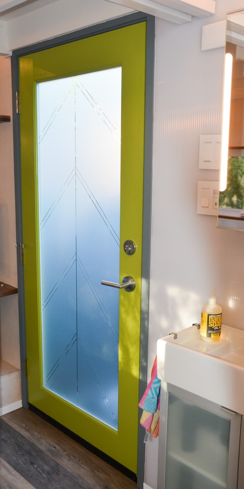 Modelo de puerta principal actual con paredes blancas, suelo vinílico, puerta simple y puerta verde