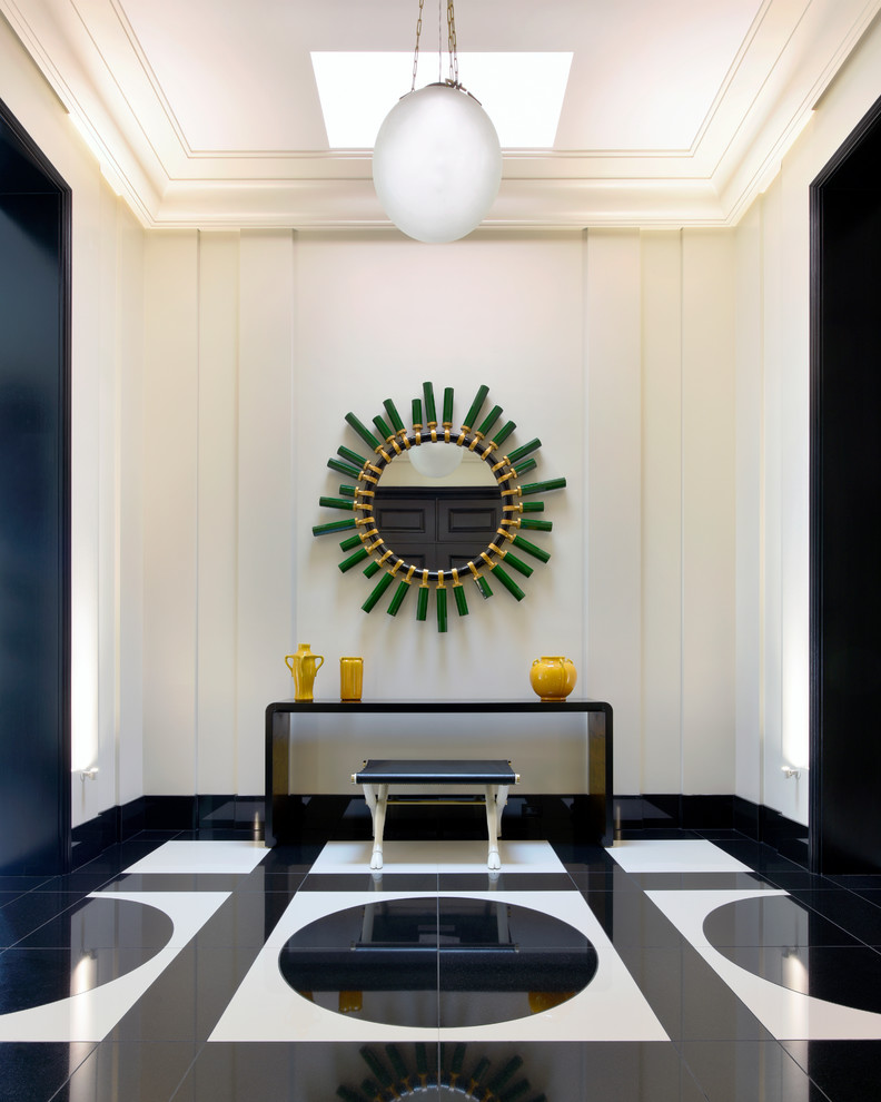 Réalisation d'un hall d'entrée design de taille moyenne avec un mur blanc, un sol en carrelage de porcelaine, une porte double et une porte en bois foncé.