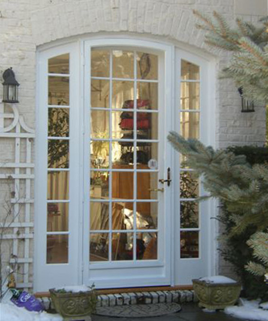 Exemple d'une petite porte d'entrée chic avec une porte pivot et une porte blanche.