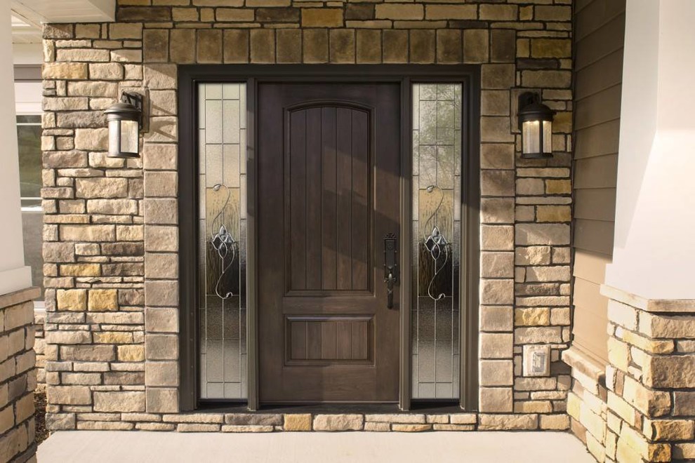 Стильный дизайн: входная дверь среднего размера в стиле неоклассика (современная классика) с бежевыми стенами, одностворчатой входной дверью и коричневой входной дверью - последний тренд