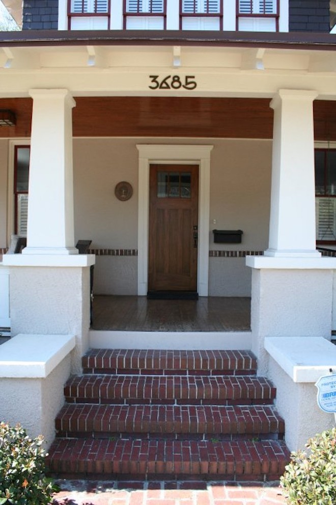 Идея дизайна: входная дверь среднего размера в стиле кантри с темным паркетным полом, одностворчатой входной дверью, входной дверью из дерева среднего тона и коричневым полом