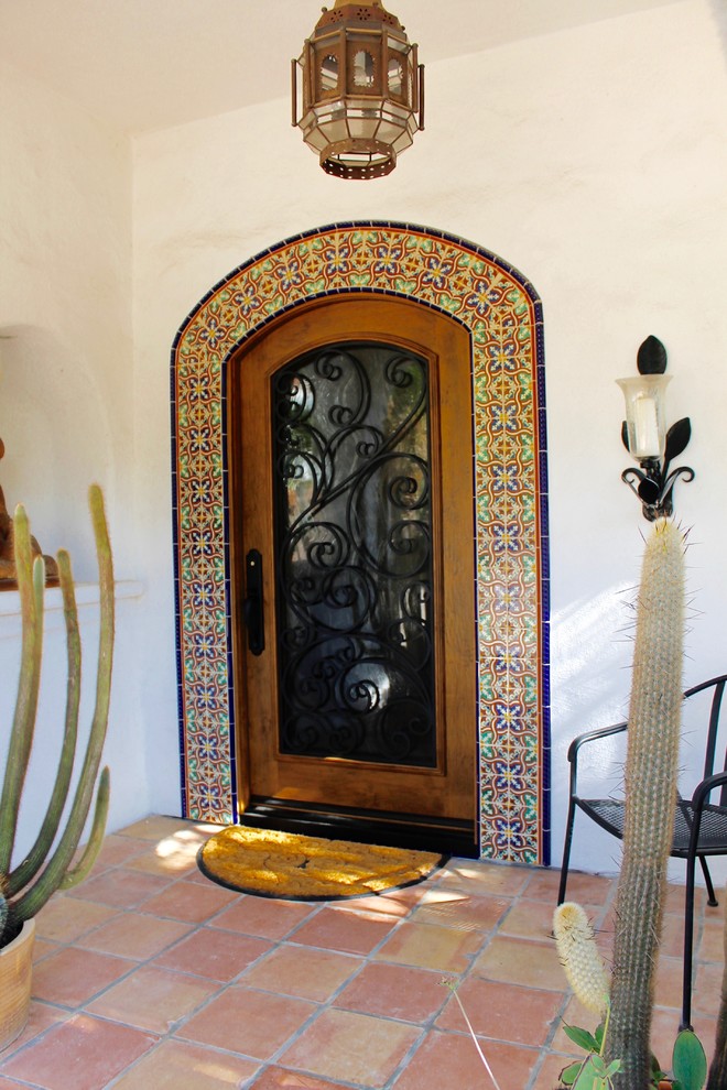 Esempio di una porta d'ingresso stile americano di medie dimensioni con una porta singola e una porta in legno bruno