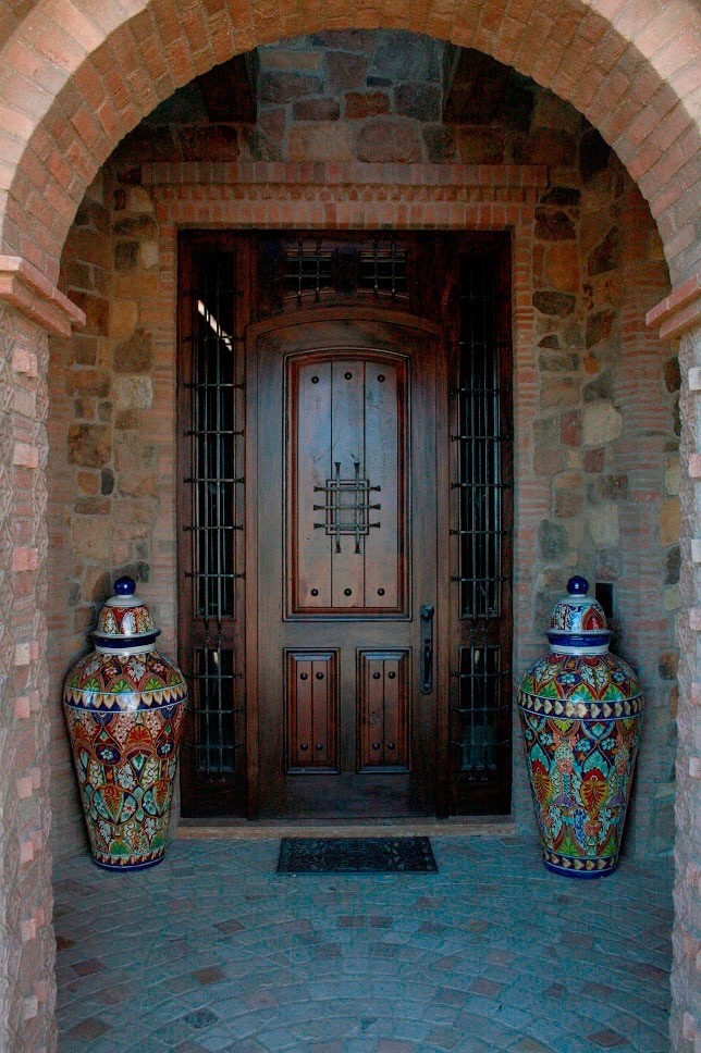 Mittelgroße Mediterrane Haustür mit Einzeltür und hellbrauner Holzhaustür in San Diego