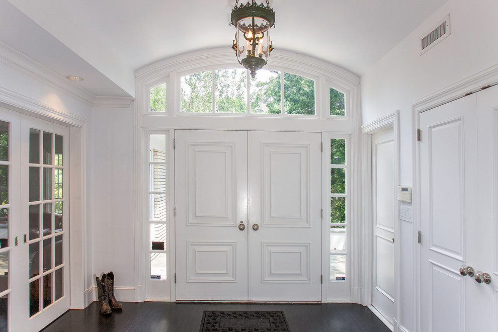 Пример оригинального дизайна: входная дверь среднего размера в классическом стиле с белыми стенами, темным паркетным полом, двустворчатой входной дверью и белой входной дверью