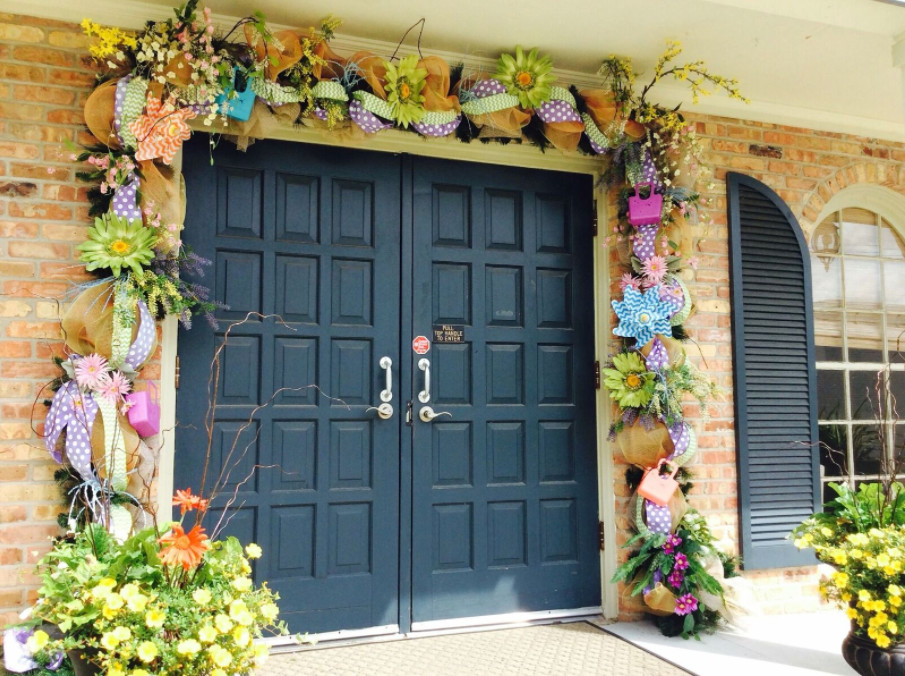 ニューオリンズにある中くらいなトラディショナルスタイルのおしゃれな玄関ドア (青いドア) の写真