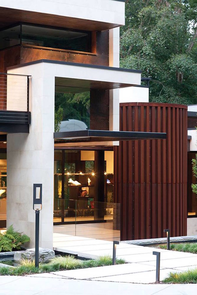 Große Moderne Haustür mit brauner Wandfarbe, Keramikboden, Drehtür, Haustür aus Glas und weißem Boden in Salt Lake City