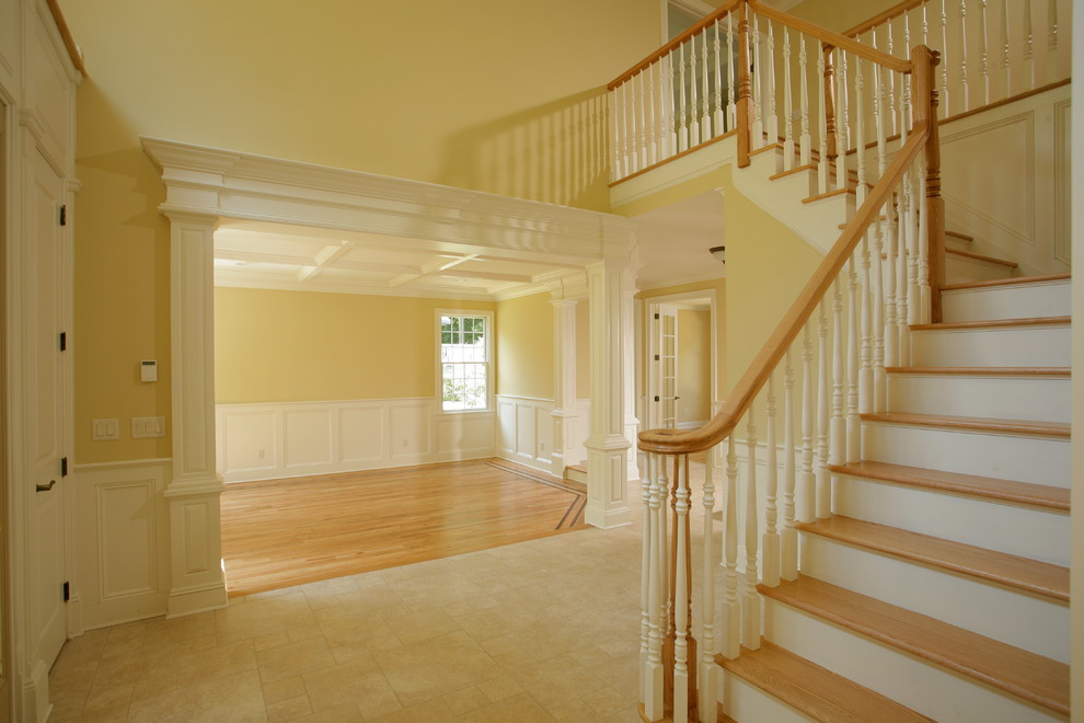 Mittelgroße Klassische Haustür mit beiger Wandfarbe, Keramikboden, Einzeltür, weißer Haustür und beigem Boden in New York