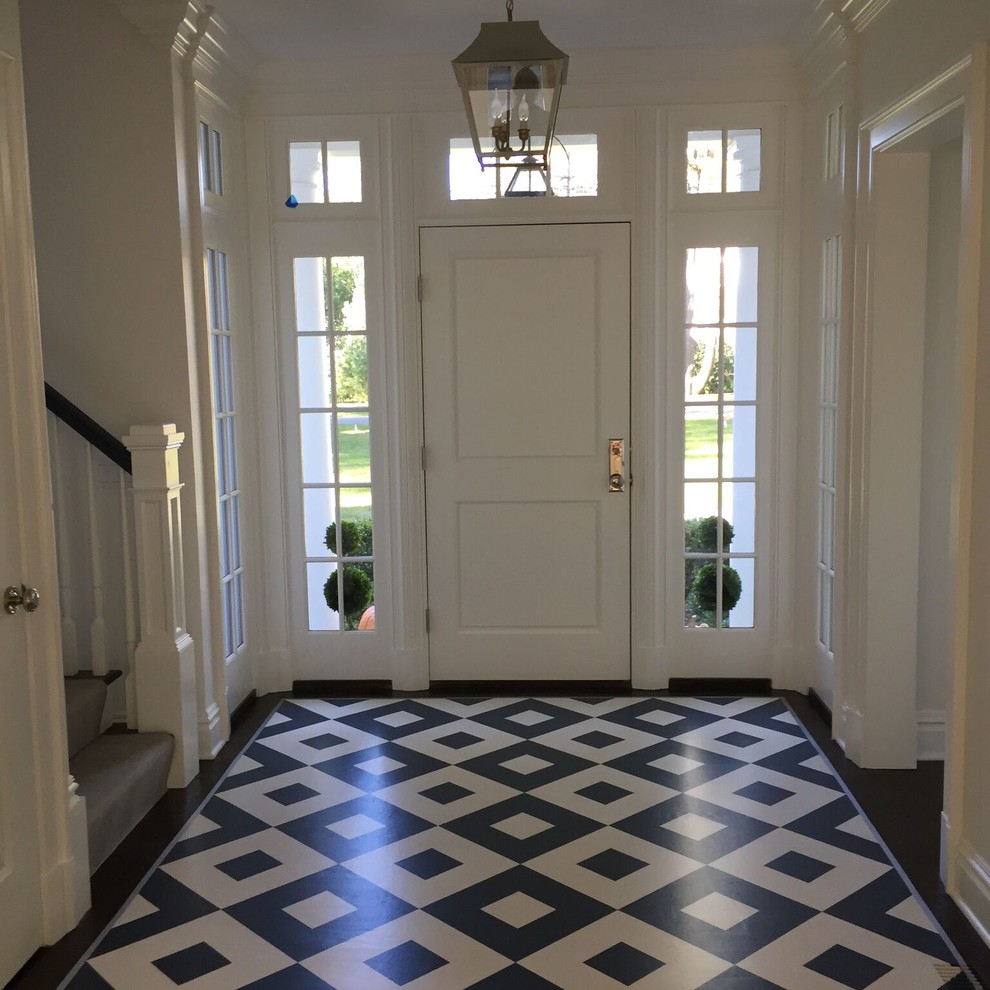 Ispirazione per un ingresso tradizionale di medie dimensioni con pareti bianche, pavimento con piastrelle in ceramica, una porta singola, una porta bianca e pavimento blu