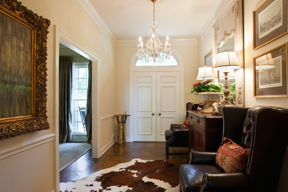 Mittelgroßer Klassischer Eingang mit Korridor, beiger Wandfarbe, braunem Holzboden, Doppeltür, weißer Haustür und braunem Boden in Nashville