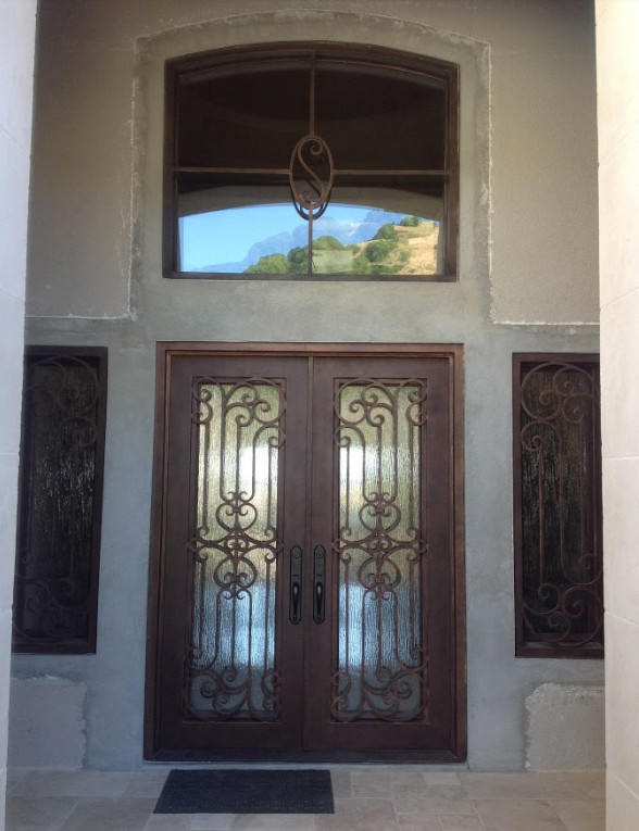 Idéer för att renovera en mellanstor vintage ingång och ytterdörr, med beige väggar, kalkstensgolv, en dubbeldörr, metalldörr och beiget golv