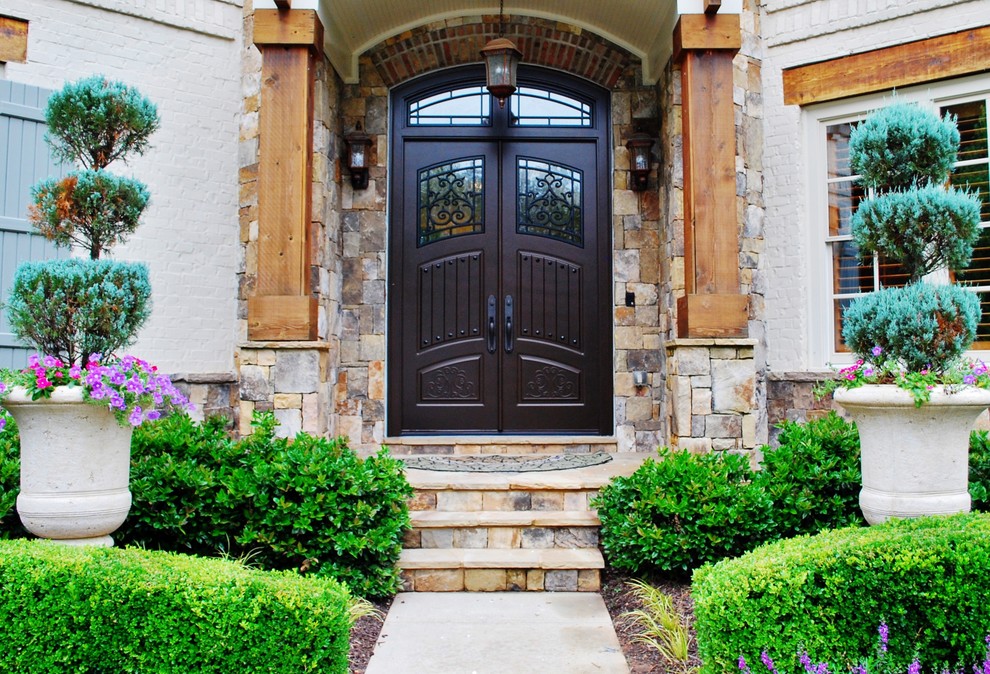 Foto di una grande porta d'ingresso chic con pareti beige, pavimento in ardesia, una porta a due ante, una porta marrone e pavimento beige