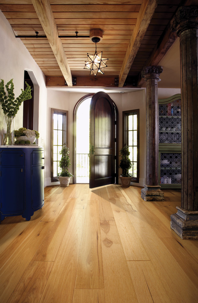 Mittelgroße Moderne Haustür mit weißer Wandfarbe, hellem Holzboden, Einzeltür und dunkler Holzhaustür in Boise