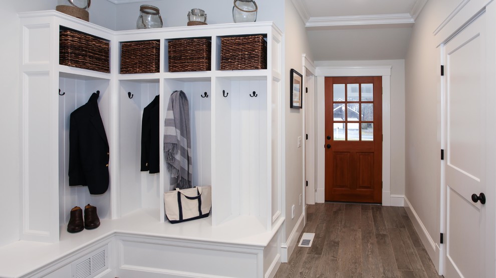 Источник вдохновения для домашнего уюта: огромное фойе в стиле кантри с серыми стенами и одностворчатой входной дверью
