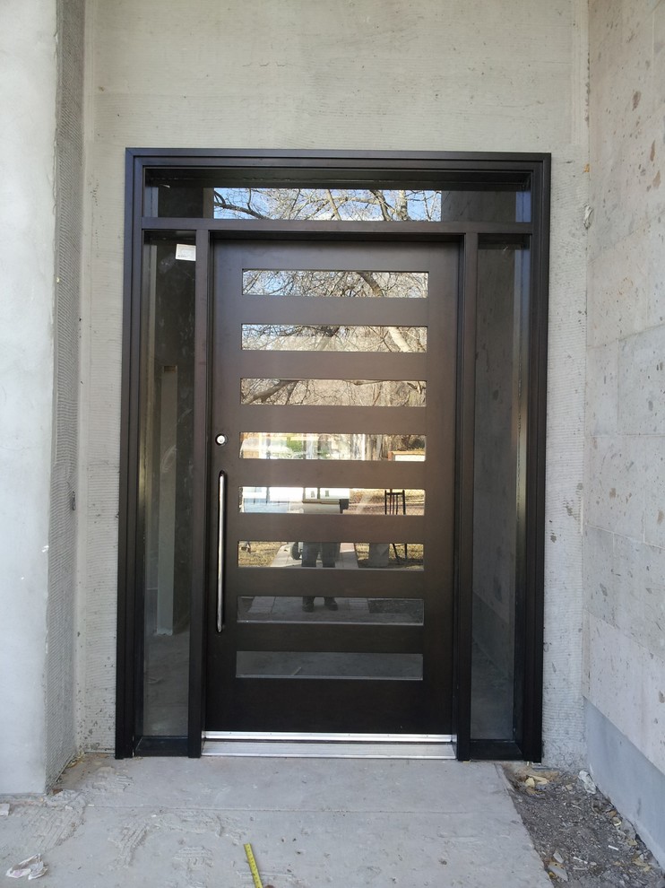 Ejemplo de entrada tradicional con puerta simple y puerta de madera oscura