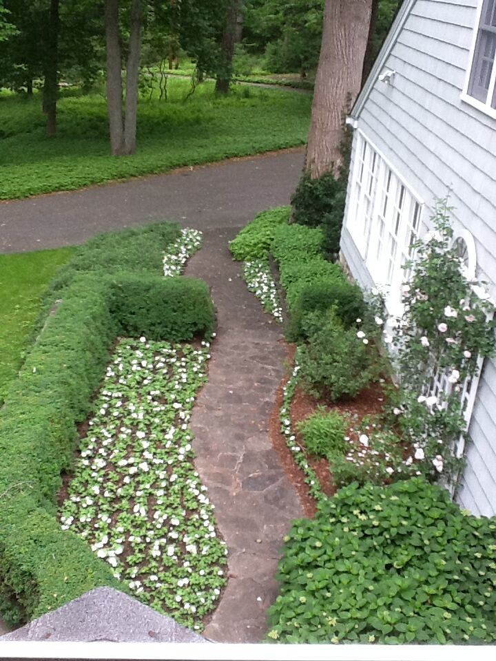 Großer, Halbschattiger Klassischer Gartenweg im Sommer, neben dem Haus mit Auffahrt und Natursteinplatten in New York