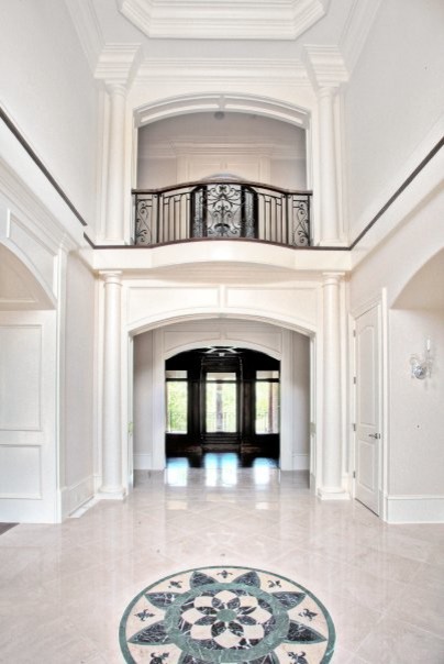 Großes Klassisches Foyer mit weißer Wandfarbe, Marmorboden und grauem Boden in Atlanta