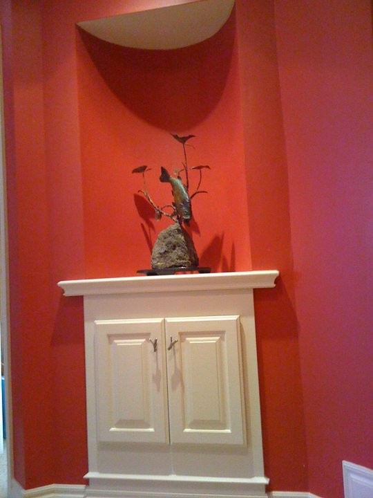 Inspiration pour un petit hall d'entrée bohème avec un mur rouge.