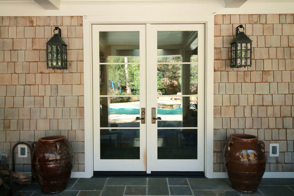 Foto di un corridoio tradizionale di medie dimensioni con pareti beige, pavimento in ardesia, una porta a due ante, una porta in vetro e pavimento grigio