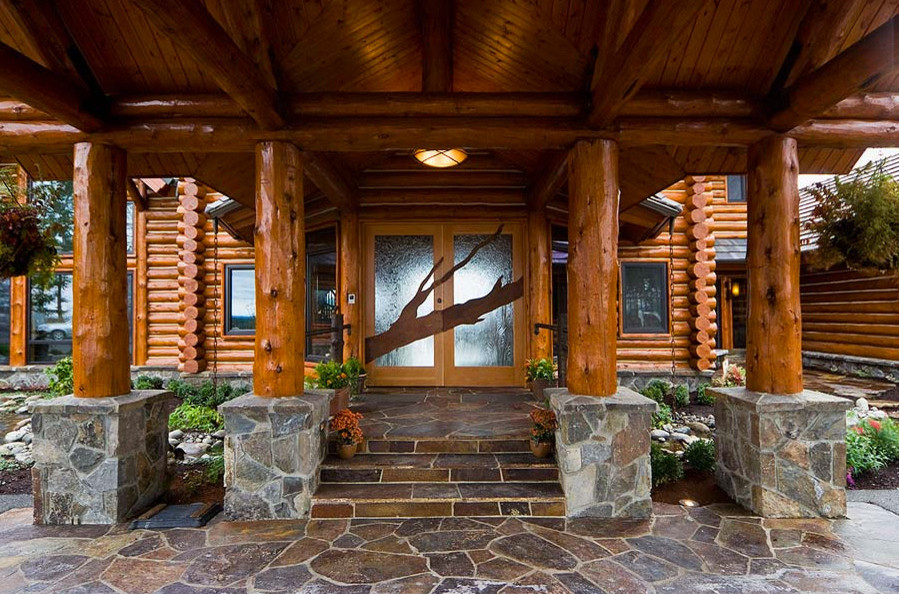 シアトルにある高級な中くらいなトラディショナルスタイルのおしゃれな玄関ドア (茶色い壁、スレートの床、木目調のドア、茶色い床) の写真