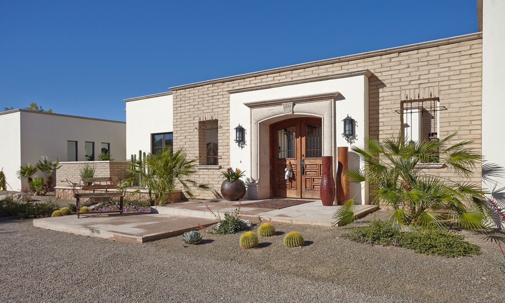Mittelgroße Mediterrane Haustür mit beiger Wandfarbe, Doppeltür und hellbrauner Holzhaustür in Phoenix