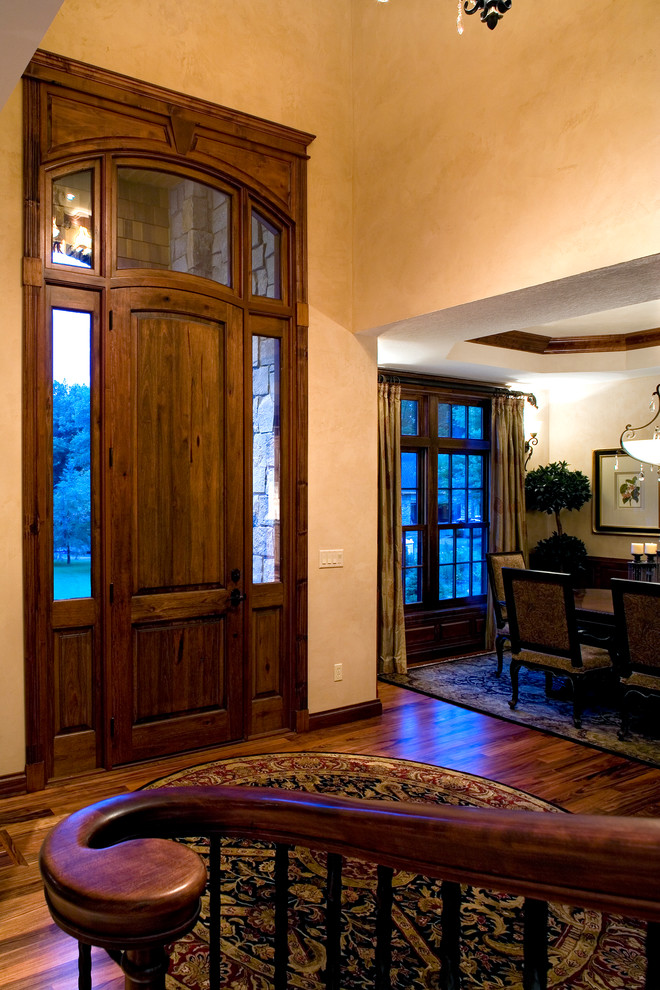Идея дизайна: входная дверь среднего размера в классическом стиле с бежевыми стенами, паркетным полом среднего тона, одностворчатой входной дверью и входной дверью из темного дерева