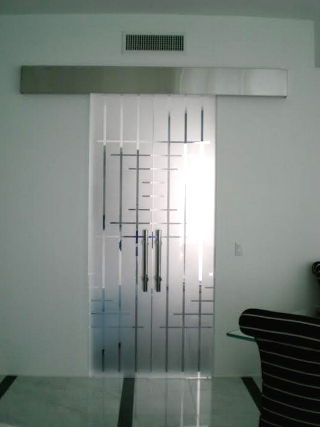 Ejemplo de puerta principal minimalista con paredes blancas, puerta doble y puerta de vidrio