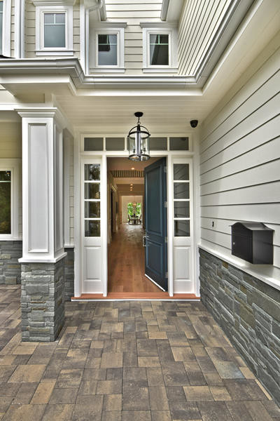 Idee per una porta d'ingresso tradizionale di medie dimensioni con una porta singola, pareti grigie e pavimento in legno massello medio