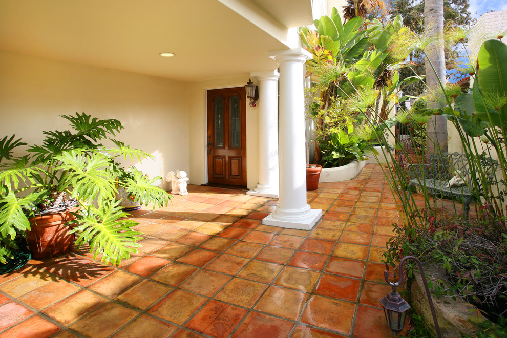 Mediterrane Haustür mit Terrakottaboden und orangem Boden in Orange County