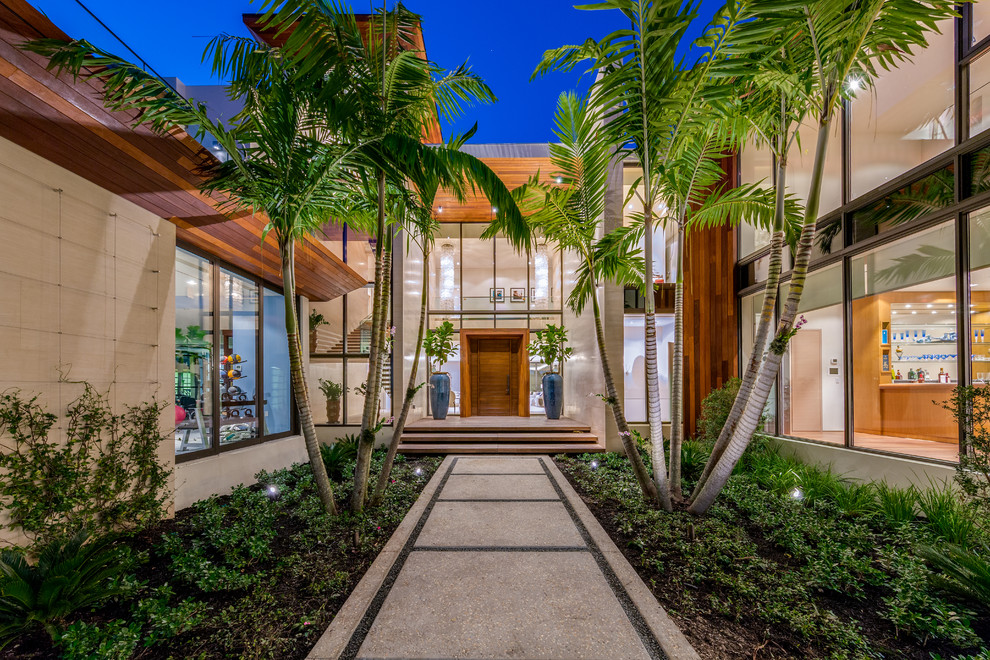 Moderne Haustür mit Einzeltür und hellbrauner Holzhaustür in Miami