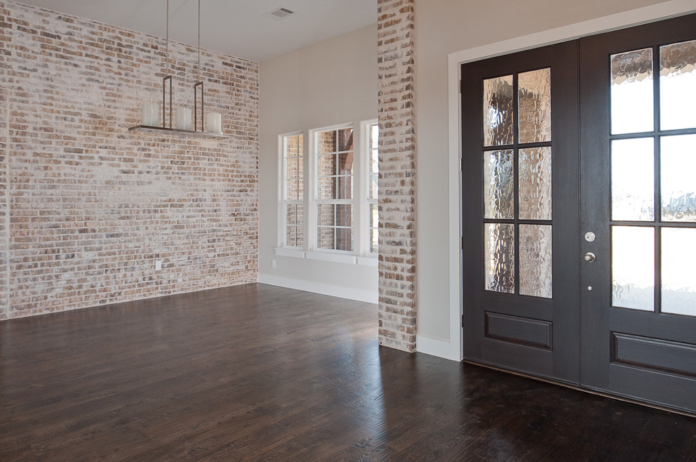 Großes Klassisches Foyer mit weißer Wandfarbe, dunklem Holzboden, Doppeltür und dunkler Holzhaustür in Dallas