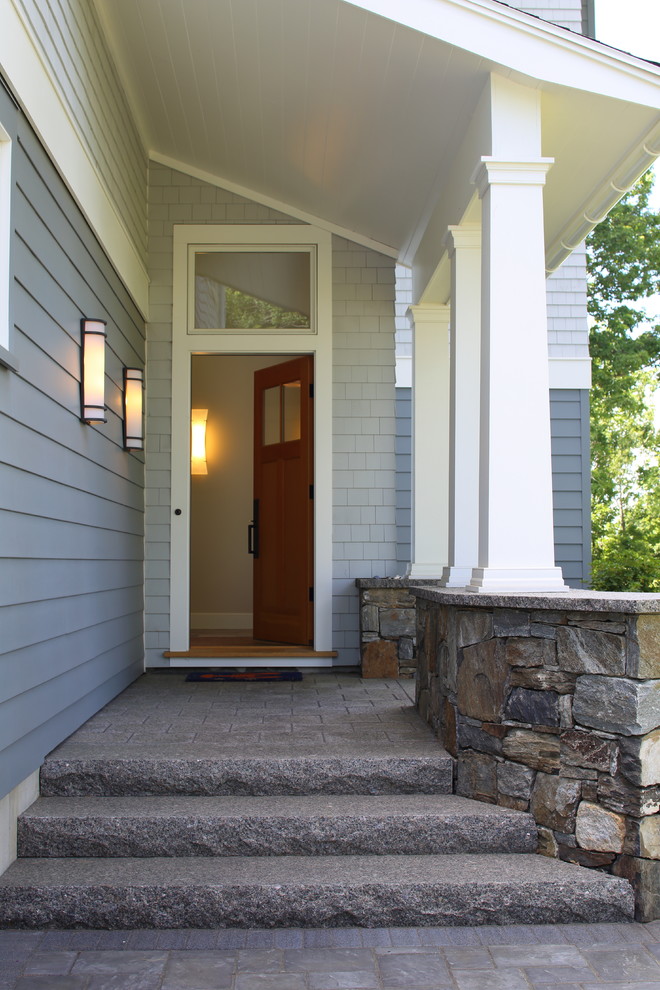 Ispirazione per una porta d'ingresso chic di medie dimensioni con pareti beige, pavimento in legno massello medio, una porta singola e una porta in legno bruno