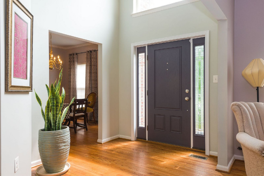 Esempio di una porta d'ingresso classica di medie dimensioni con pareti beige, pavimento in legno massello medio, una porta singola e una porta viola