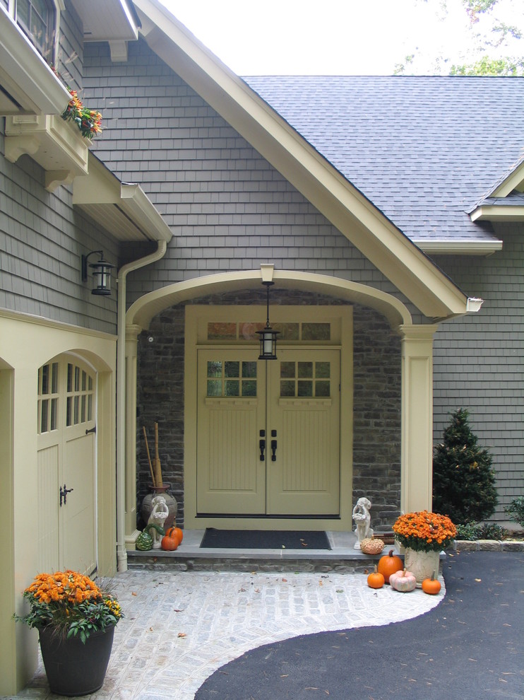 Example of an arts and crafts entryway design in New York