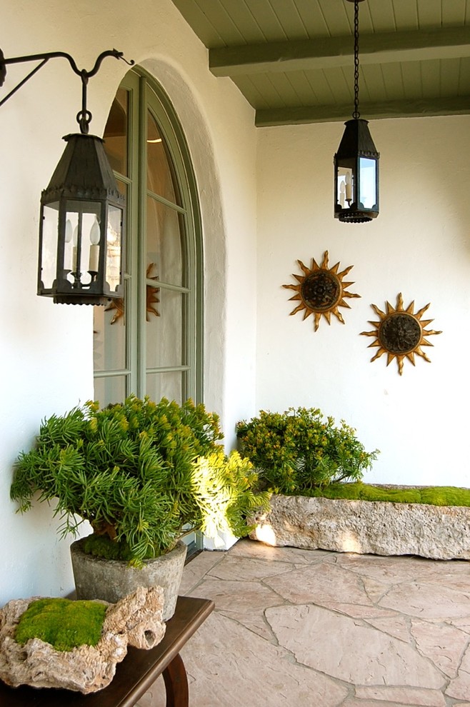 На фото: входная дверь в средиземноморском стиле с двустворчатой входной дверью и зеленой входной дверью