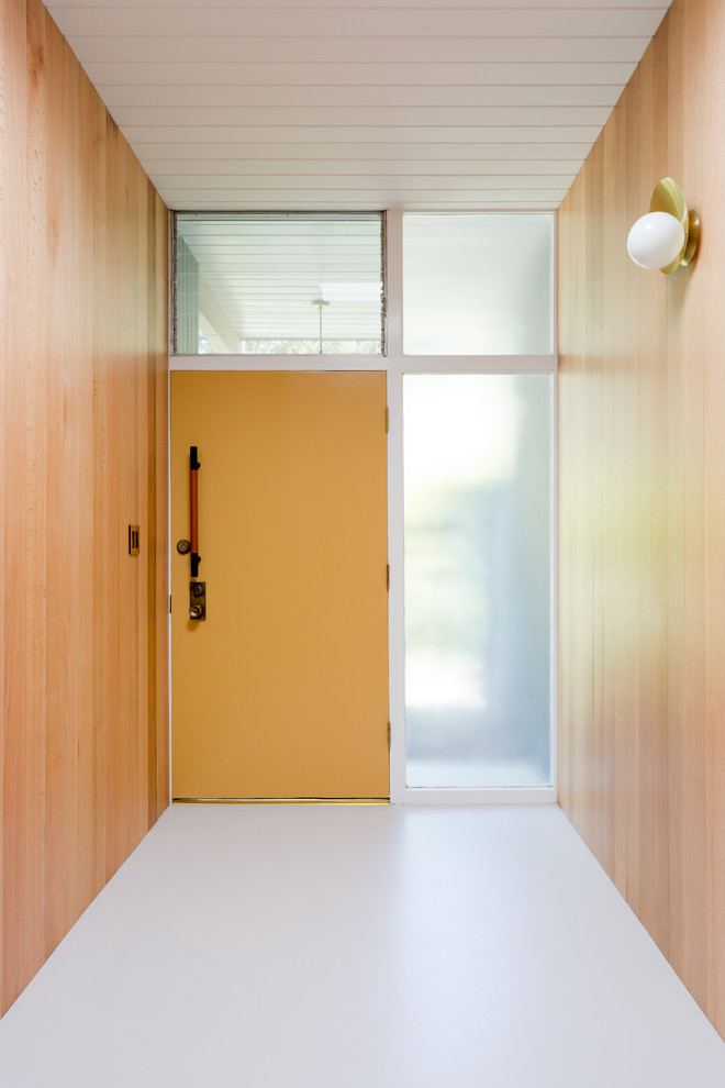 Idee per un corridoio minimalista con pareti marroni, una porta singola, una porta arancione e pavimento bianco