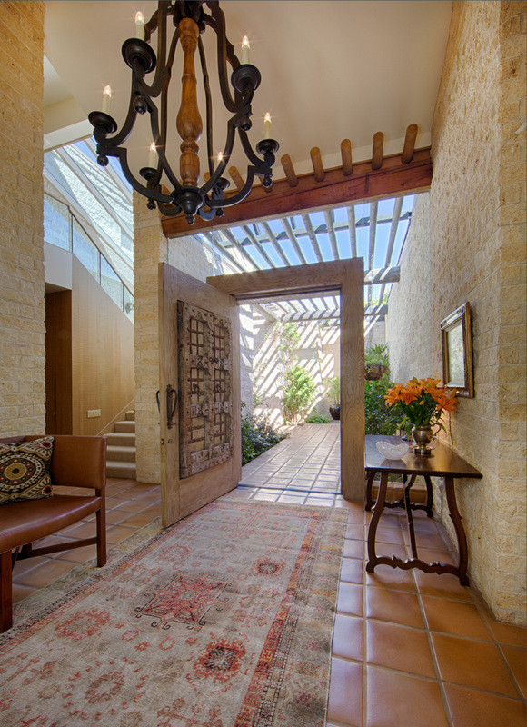 Klassisches Foyer mit beiger Wandfarbe, Keramikboden, Einzeltür und heller Holzhaustür in Los Angeles